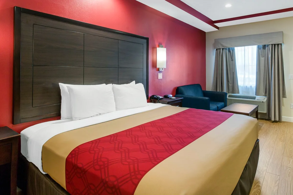 Econo Lodge Inn and Suites Houston Willowbrook — 4