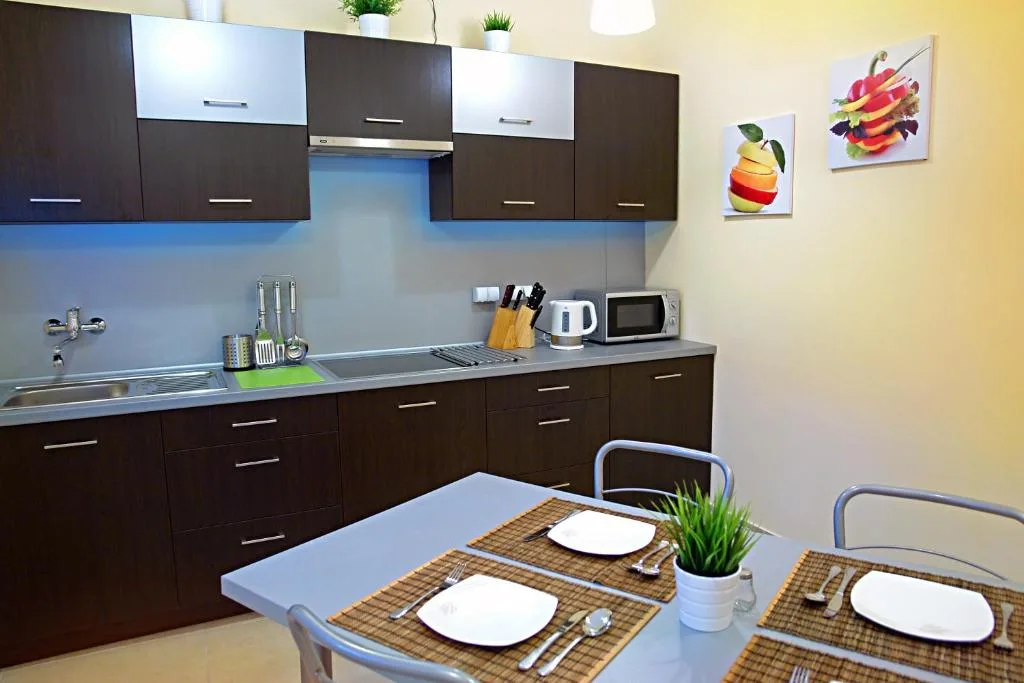 Greyhouse photo 3
