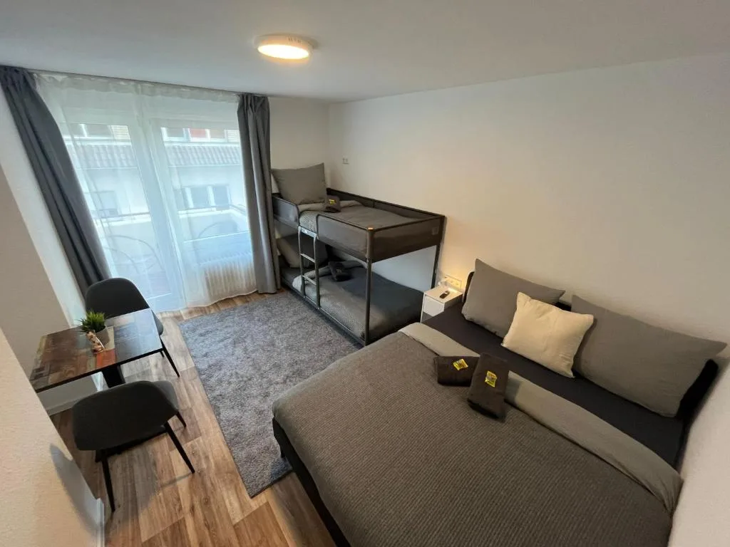 City Hub Room 26 - mit Balkon - Coffee for free -