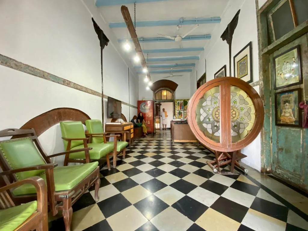Hostel Vasantashram CST Mumbai, Free Wifi with 1940s Retro vibe