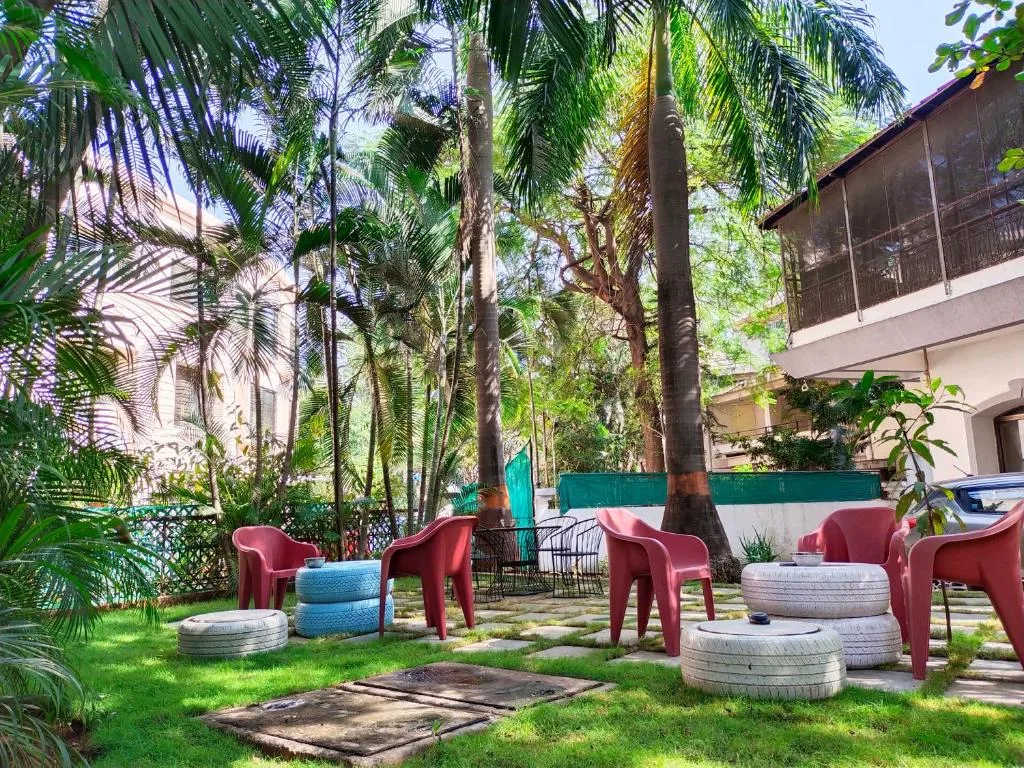 Hostel Lifespace- Tailor made for working professionals- Luxurious Twin Bungalow with CoWork- only 3 and 4 share Rooms