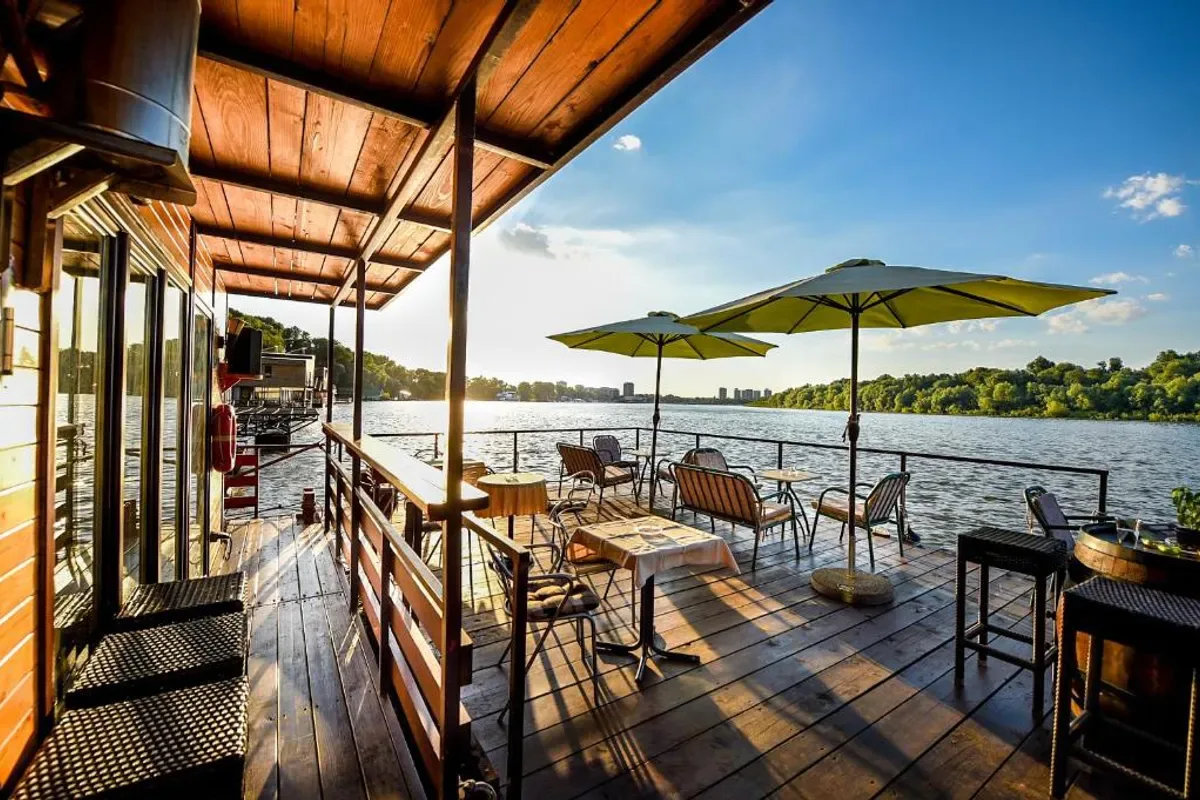 San Art Floating Hostel