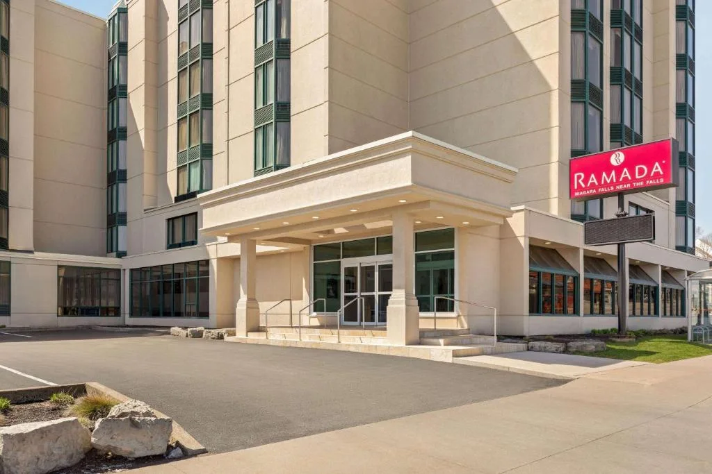 Ramada By Wyndham Niagara Falls near the Falls — 4