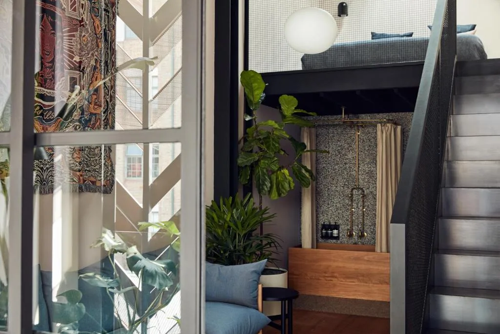 Paramount House Hotel — 4