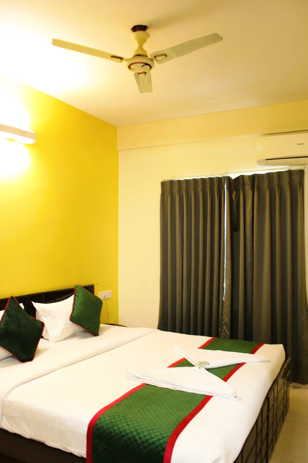 Hotel Crystal Suites — 2