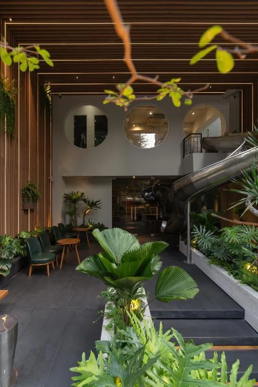 MEANDER Saigon — 4