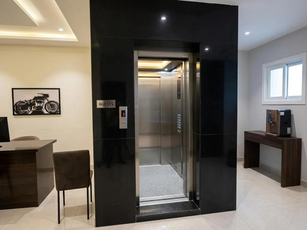 Hotel HiCity Comfort Near DLF Cyber City & AIG Hospital — 3