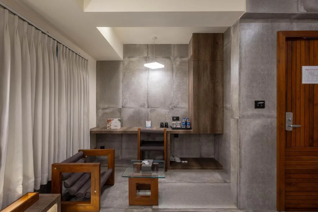 De Glance Hotel, Near Surat Railway Station — 3