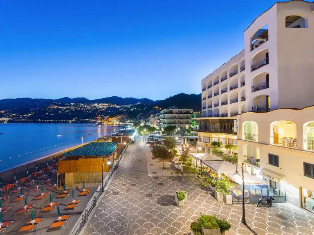 Hotel Sole Splendid - 4-star hotel in Maiori beachfront, Amalfi Coast - photo 1