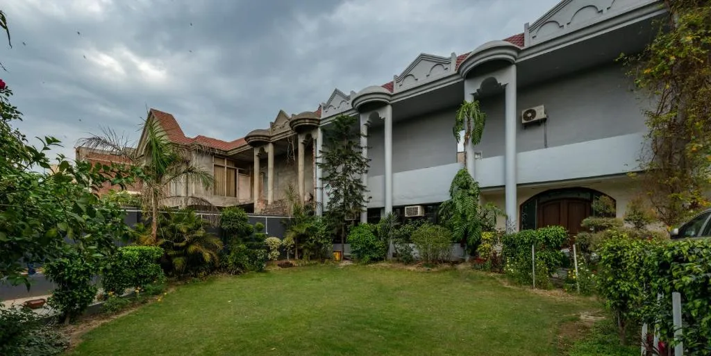 De Manora Homes - Unpretentious hotel with a garden , posh area Ranjit Avenue - Hotel de 4 estrellas en Amritsar, Amritsar - photo 1