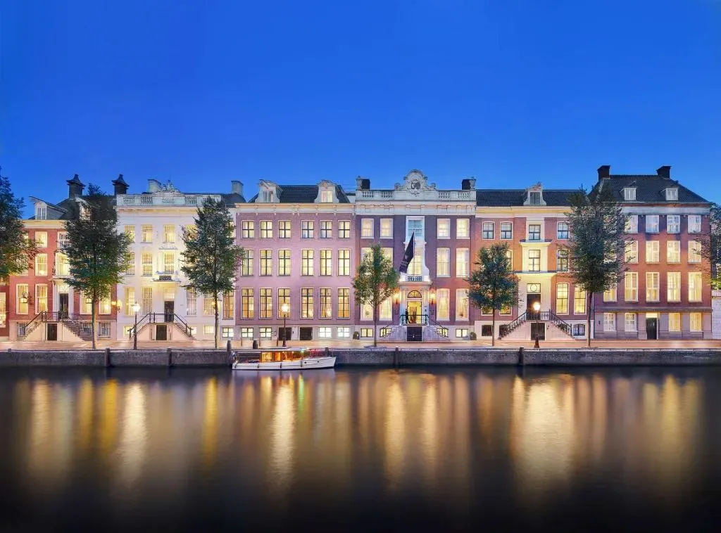 Façade du palais de canal du Waldorf Astoria Amsterdam