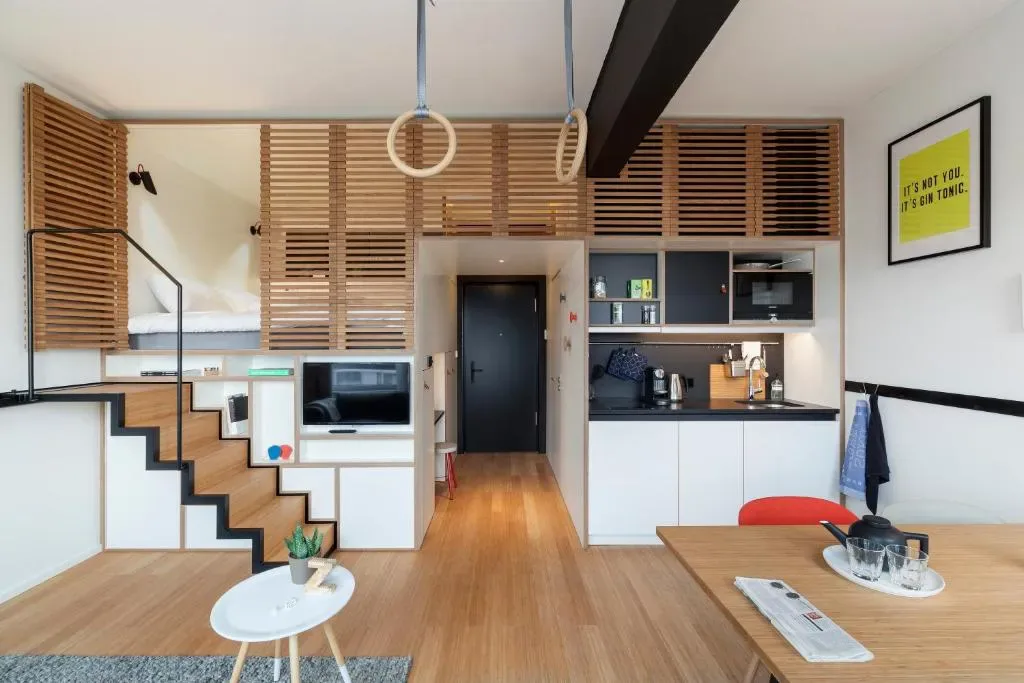 Habitación tipo loft del Zoku Amsterdam con altillo