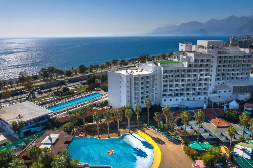 Hotel SU & Aqualand exterior and pool area in Konyaalti