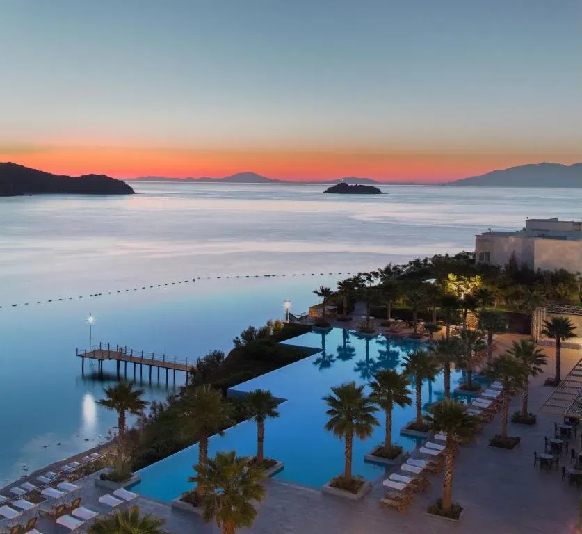 Praia e enseada do resort Xanadu Island, Akyarlar península de Bodrum