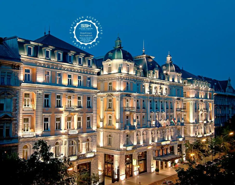 Façade majestueuse du Corinthia Budapest sur le boulevard Erzsébet