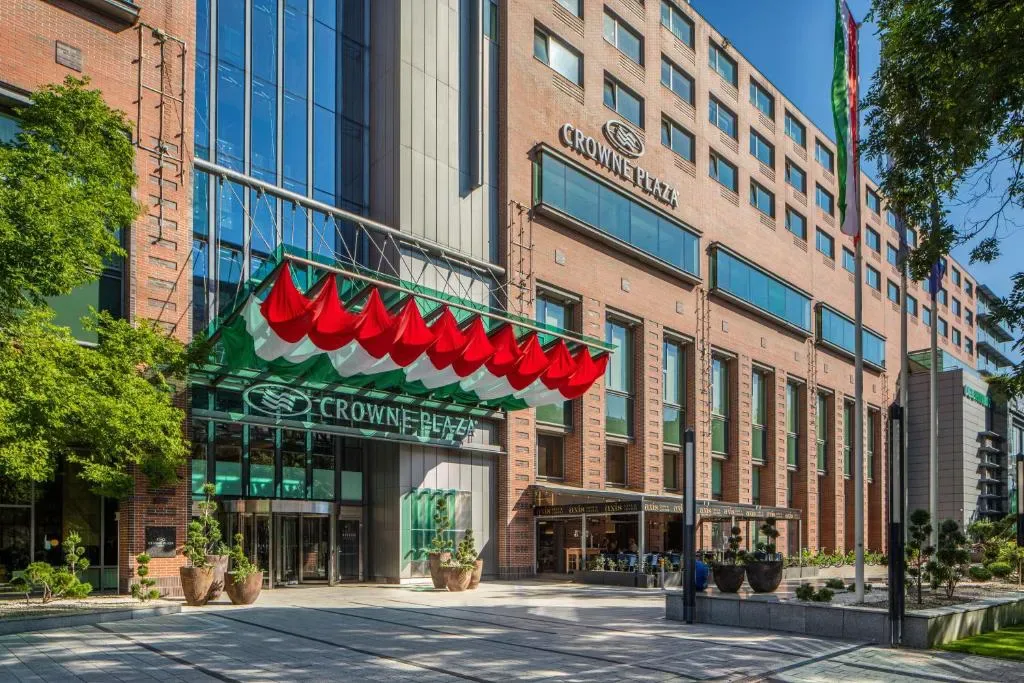 Façade du Crowne Plaza Budapest sur la rue Váci