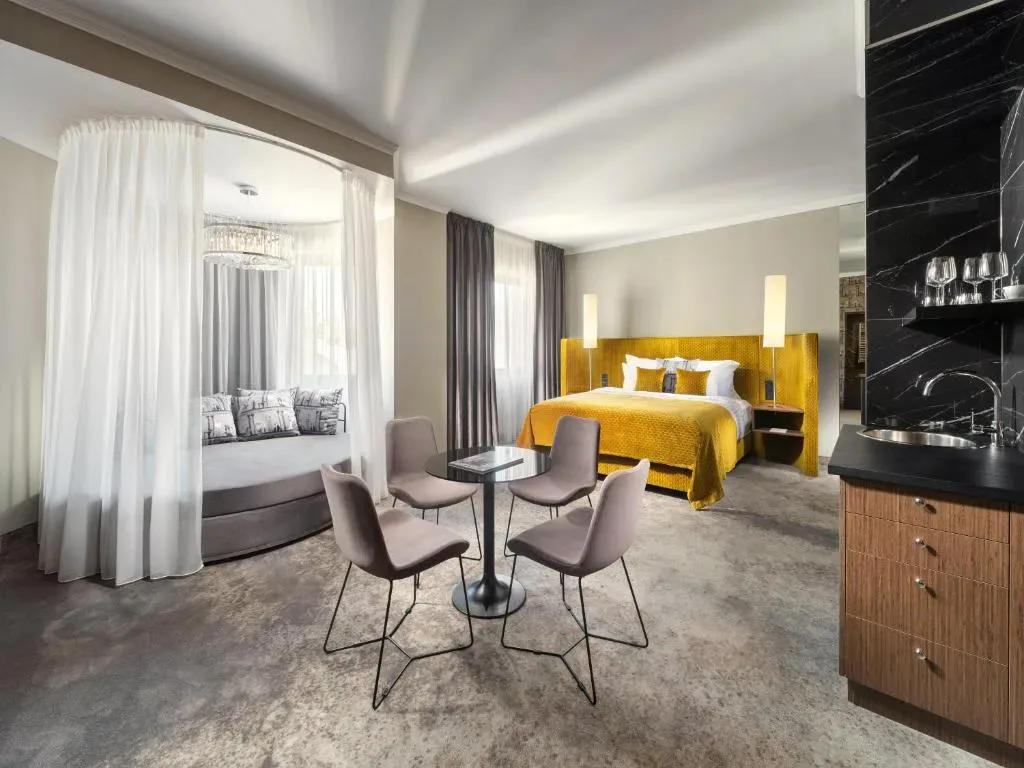 Mamaison Hotel Chain Bridge Budapest entrance and facade