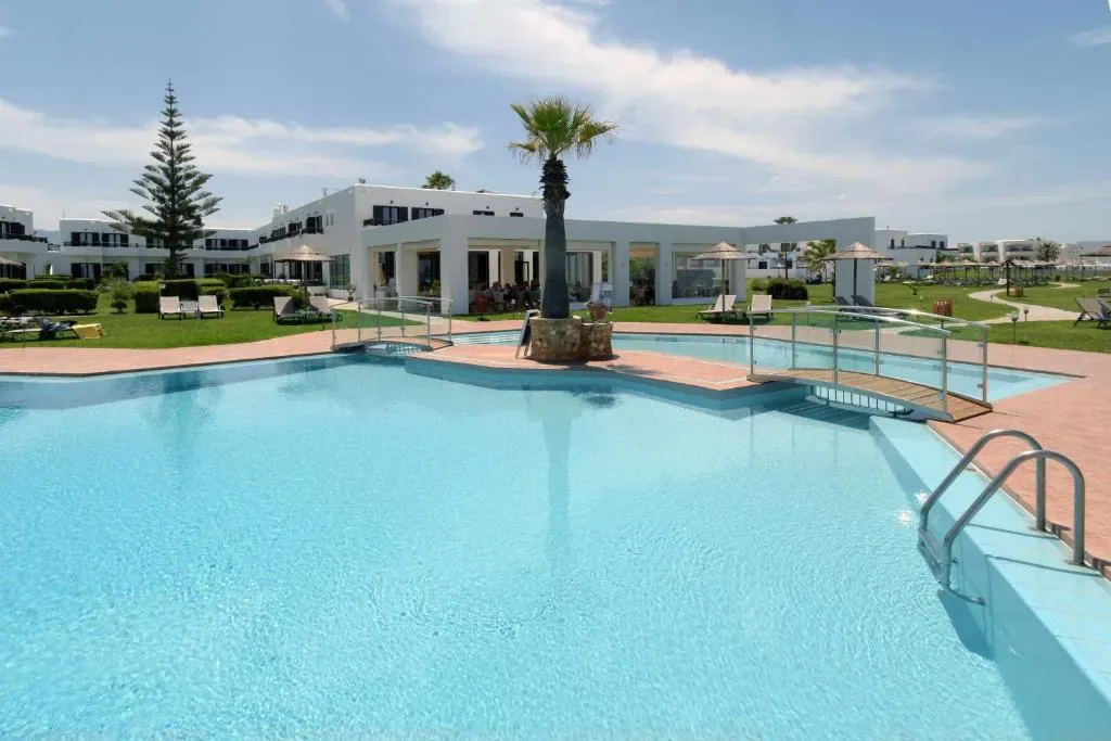 Geraniotis Hotel and Resort - 4-star hotel in Direct beachfront, 1.6 km from Platanias village, Chania - photo 1
