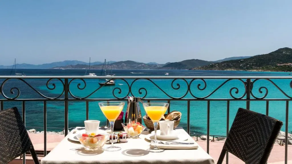 Façade de l'hôtel Perla Rossa à L'Île-Rousse, Corse