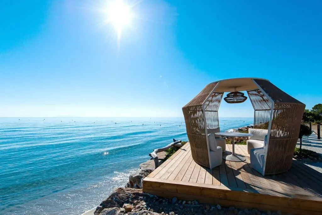 Extérieur de l'Hôtel Pineto avec plage et lagune, Biguglia, Corse