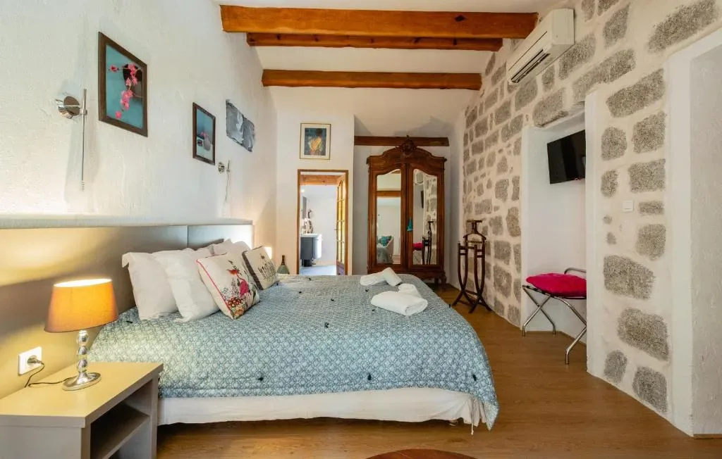 Auberge U n'Antru Versu - 3-star hotel in San-Gavino-di-Carbini (south Corsica), Corsica - photo 1