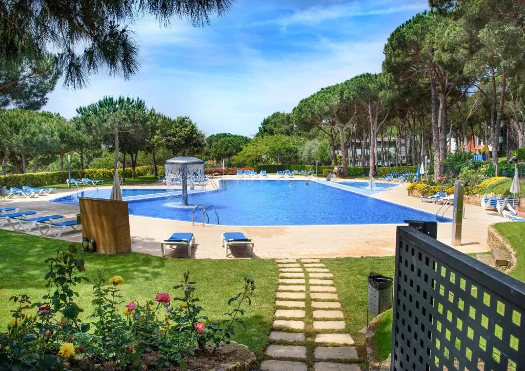 Exterieur de l'Aparthotel Ciutat de Palol avec piscine exterieure a Platja d'Aro