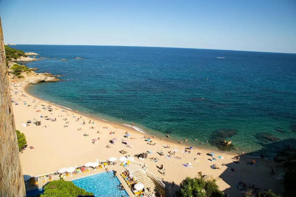 Piscina y jardines del htop Caleta Palace en Platja d'Aro