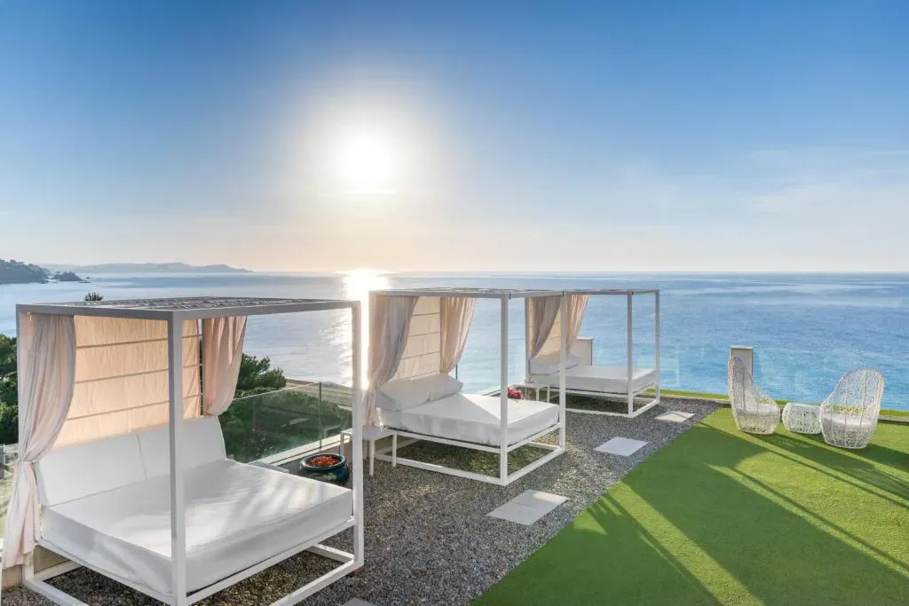 Hotel Planamar outdoor pool with kids section in Platja d'Aro