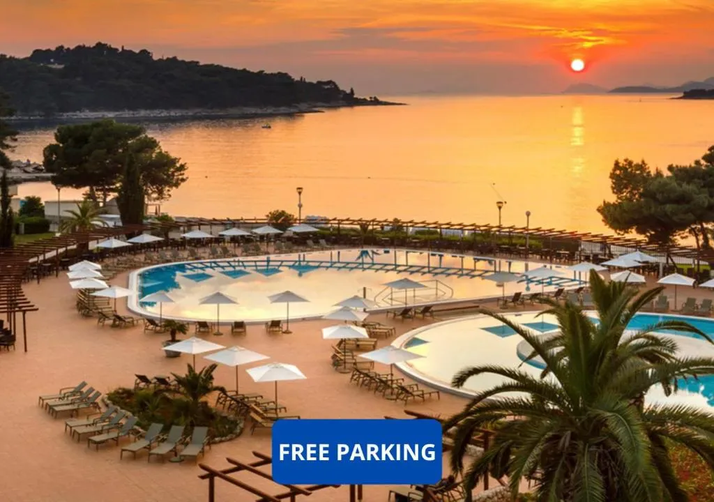 Piscine et terrasse du Remisens Hotel Albatros surplombant la baie de Cavtat