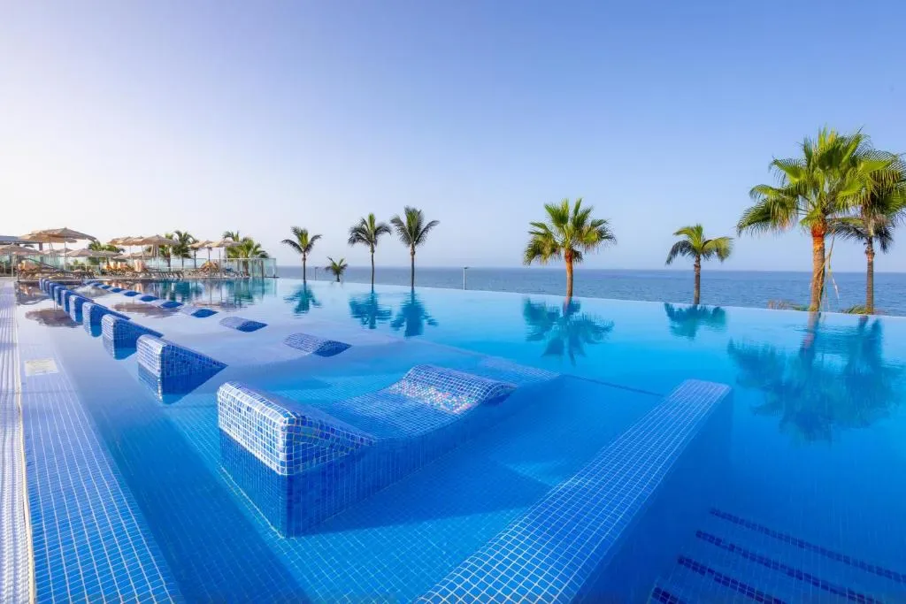 Resort facade at Maspalomas au Riu Gran Canaria, Grande Canarie