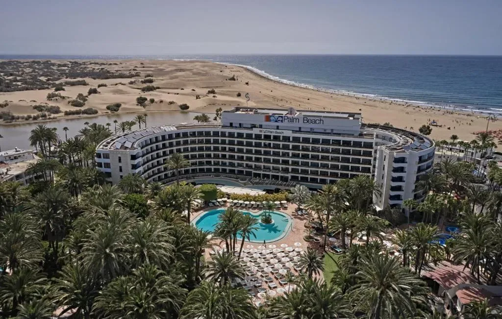 Lagoon-style heated pool at Seaside Palm Beach Maspalomas