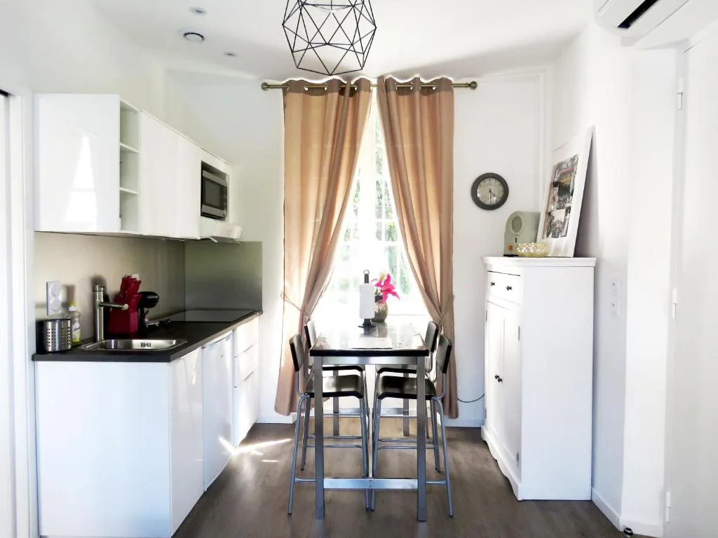 La petite Maison - Hôtel 3 étoiles, Grenoble, Grenoble - photo 1
