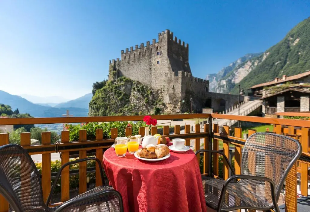 Façade de l'hôtel Antica Croce dans les collines de Tenno au-dessus du lac de Garde