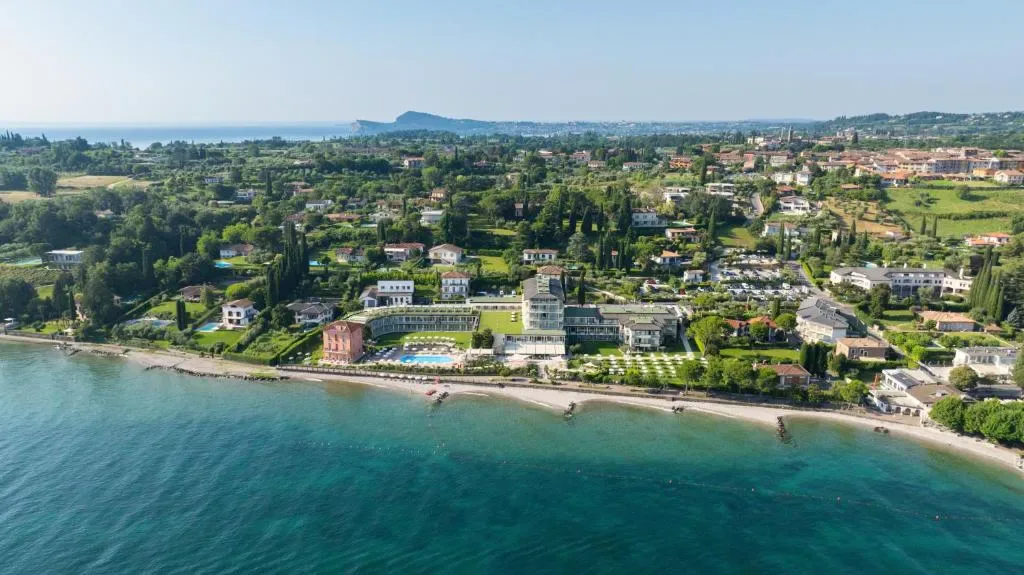 Piscina principal do Park Hotel Casimiro na margem oeste do lago de Garda