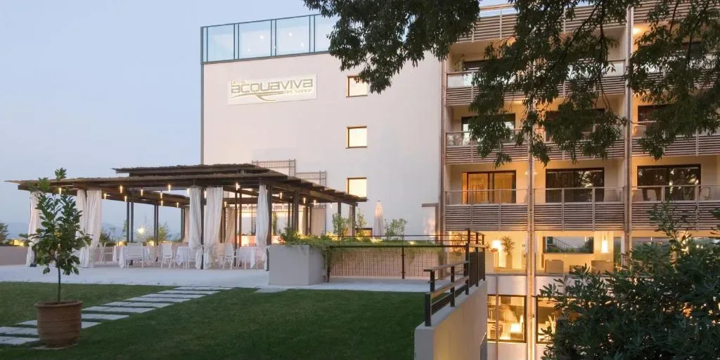 Piscine extérieure chauffée de l'hôtel Acquaviva Del Garda à Desenzano