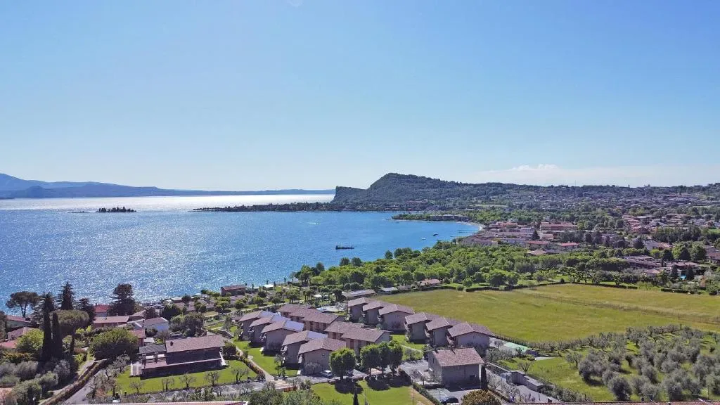 Praia privada e espreguiçadeiras do Onda Blu Resort em Manerba del Garda