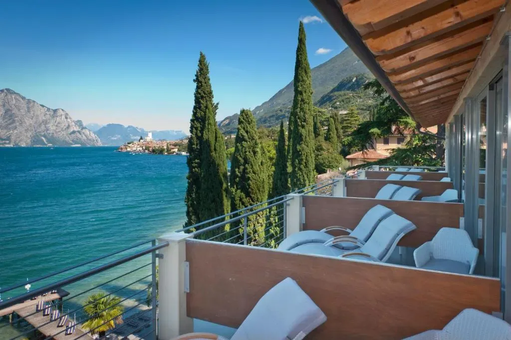 Praia privada e solário do Beach Hotel Du Lac Malcesine
