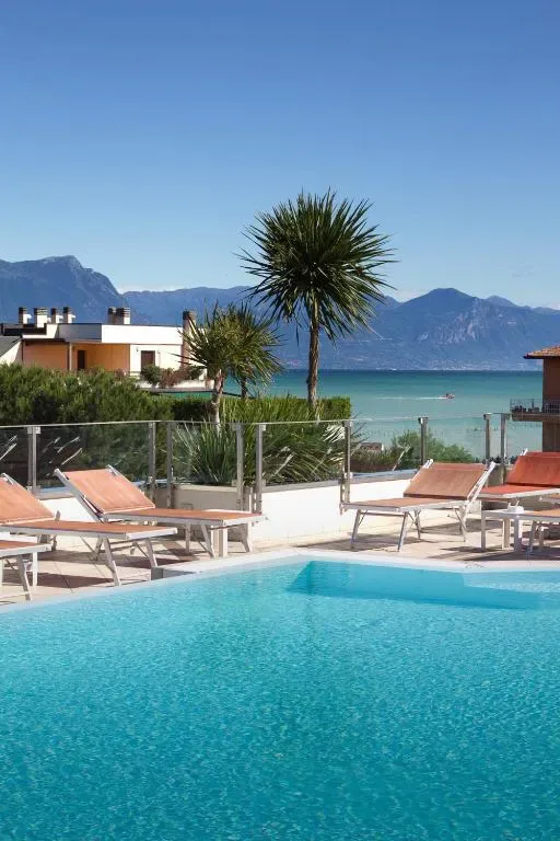 Hotel Arena Sirmione pool and garden