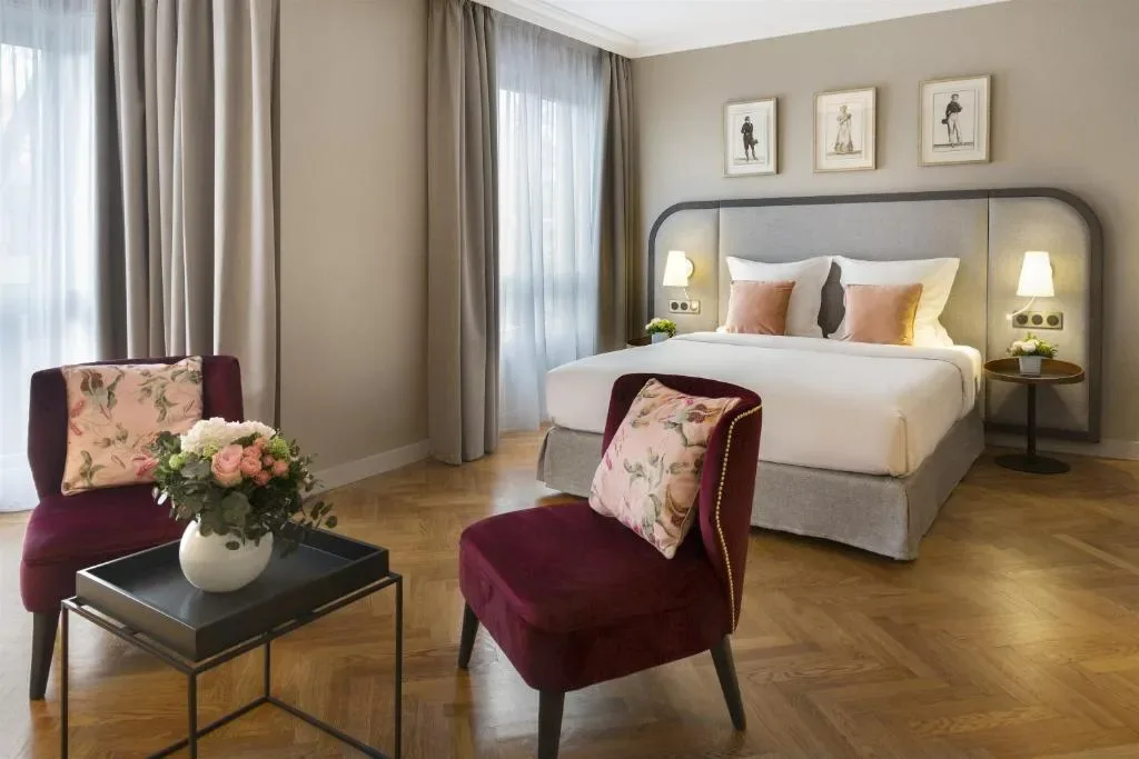 Fachada del hotel Warwick Reine Astrid en Lyon