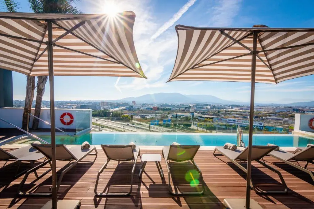 Piscina no terraço do Hotel Málaga Vibes com vista para a cidade