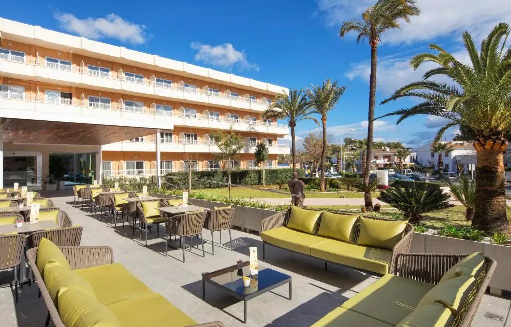 JS Alcudi-Mar resort exterior and pool area, Playa de Muro