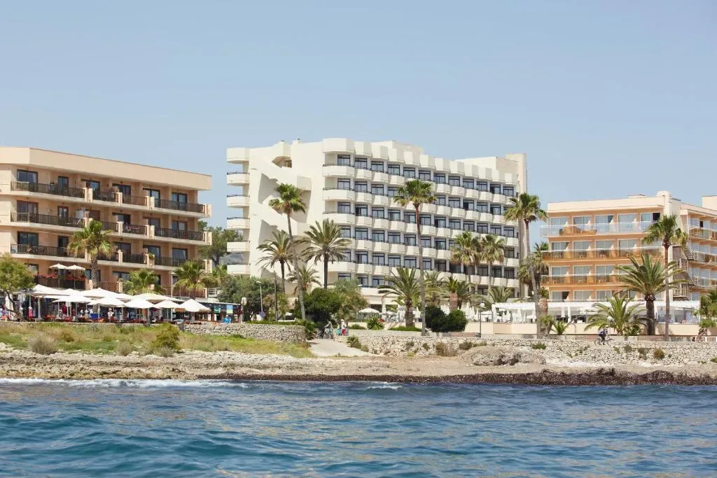 Hotel Sabina Playa pool area in Cala Millor, Mallorca