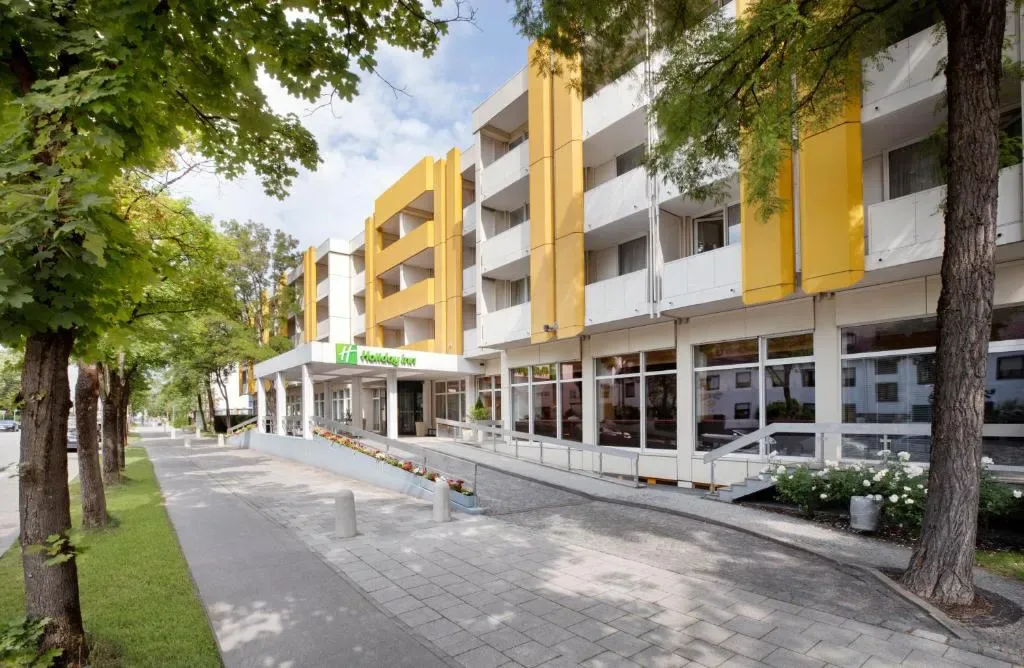 Exterior y entrada del hotel Holiday Inn Munich South