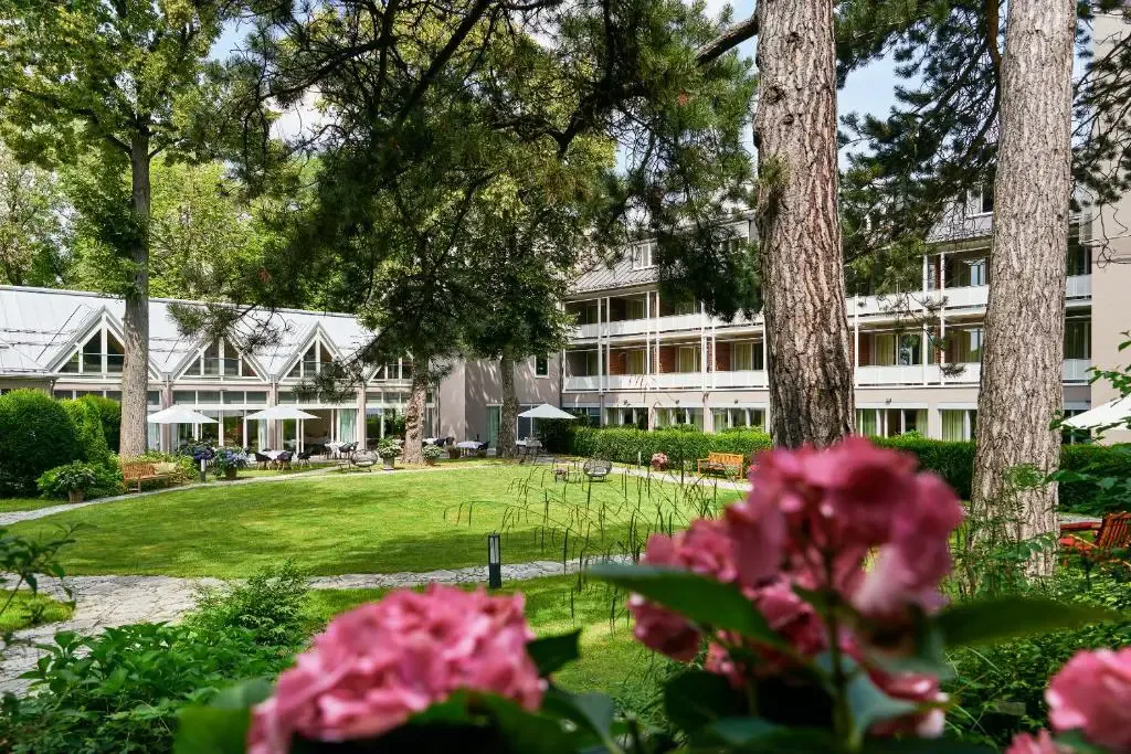Jardim e fachada do Parkhotel Rothof em Munique Bogenhausen