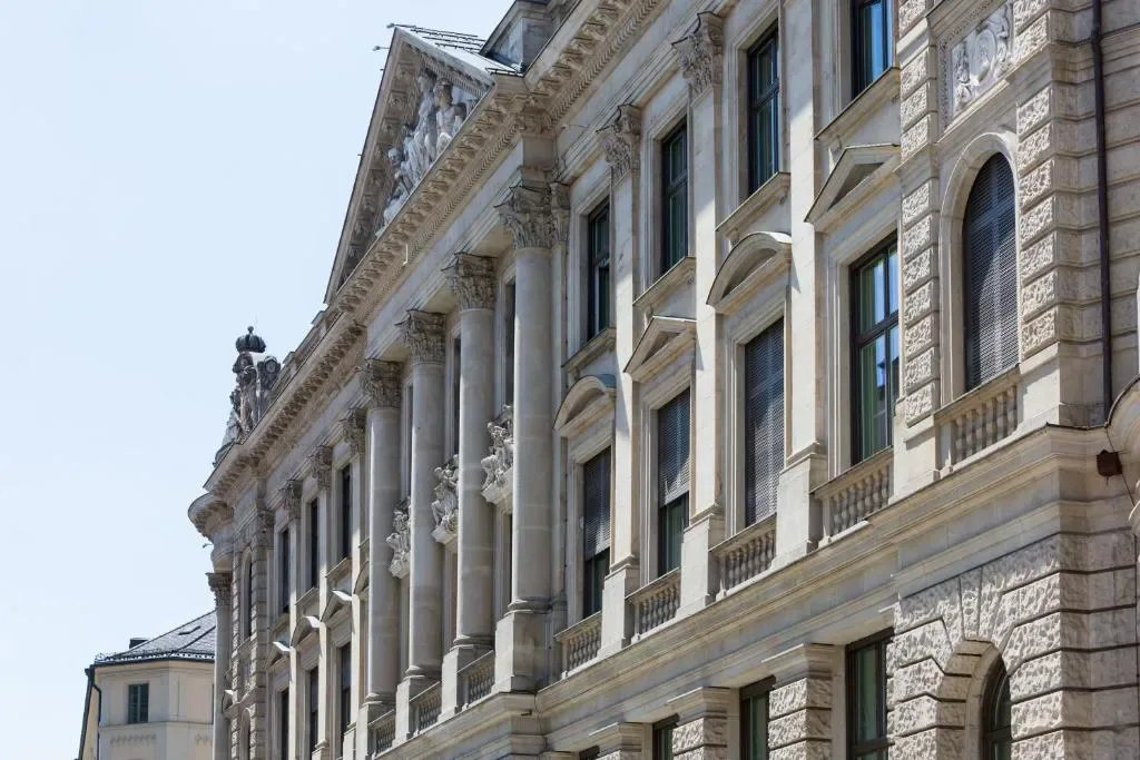 Fachada do Rosewood Munich na Kardinal-Faulhaber-Strasse