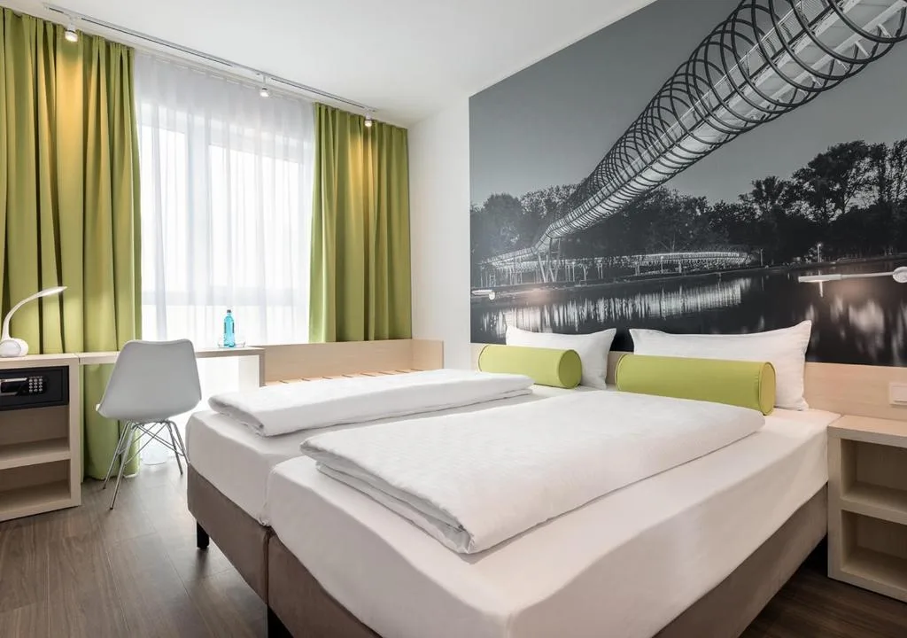 Super 8 by Wyndham Oberhausen am Centro - Hotel de 3 estrelas em Oberhausen, Oberhausen - photo 1