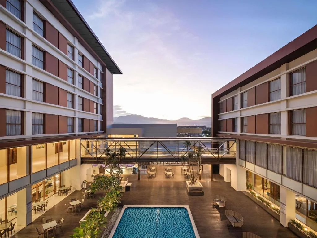 Mercure Padang - 4-star hotel in Padang, Padang - photo 1