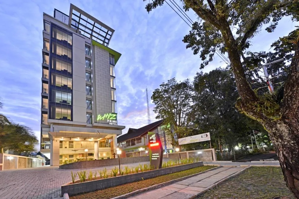 Whiz Prime Hotel Khatib Sulaiman Padang - 3-star hotel in Padang, Padang - photo 1