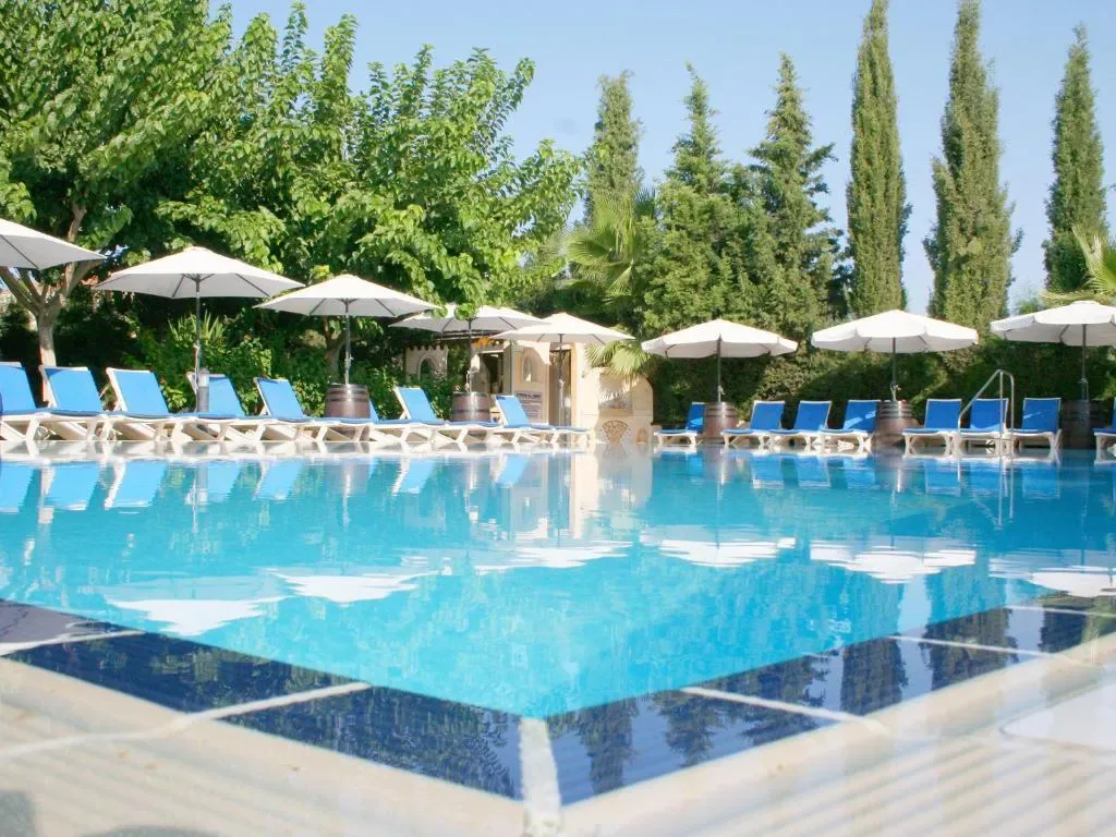 Piscina y zona infantil del Apollonia Hotel Apartments en Pafos