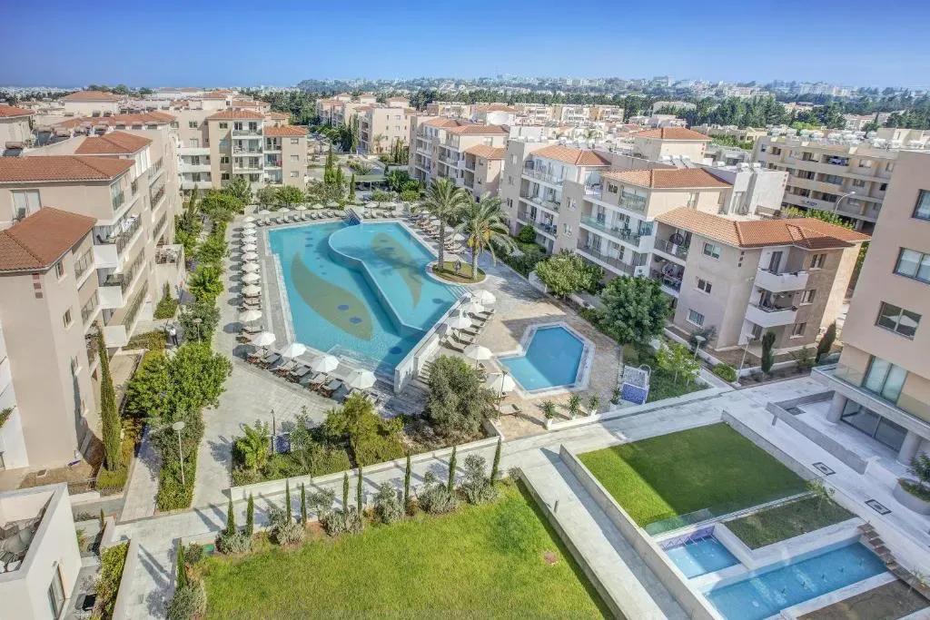 Piscina exterior del Elysia Park en Pafos
